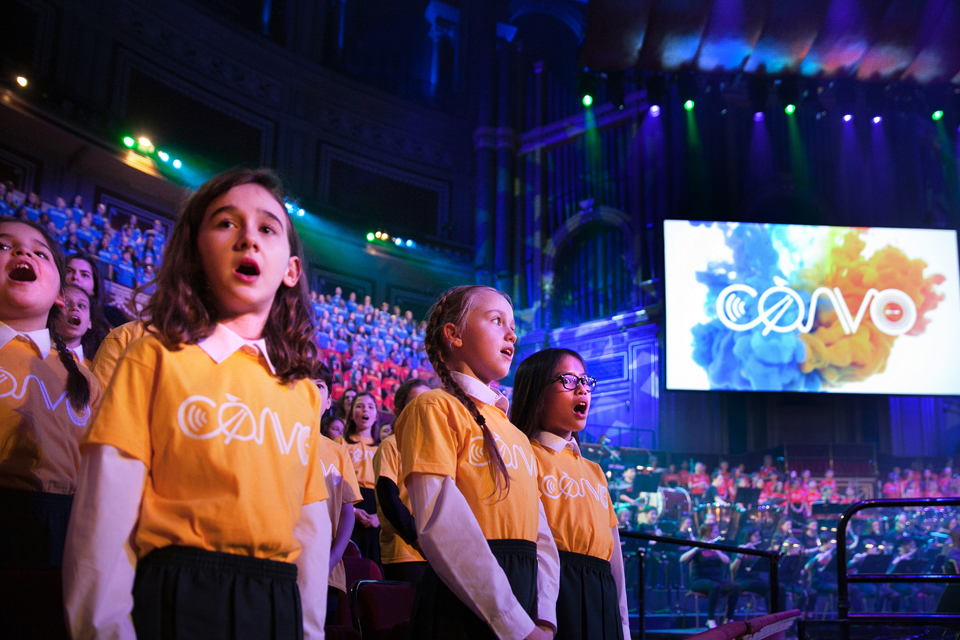 H漫画 alumna鈥檚 world premiere brings young musicians together at the Royal Albert Hall